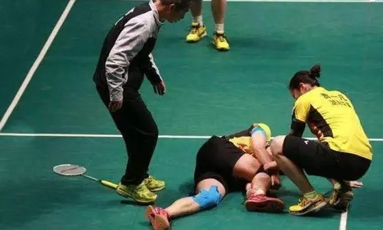 全北助教对主裁做出种族歧视动作遭到重罚。提前夺得...